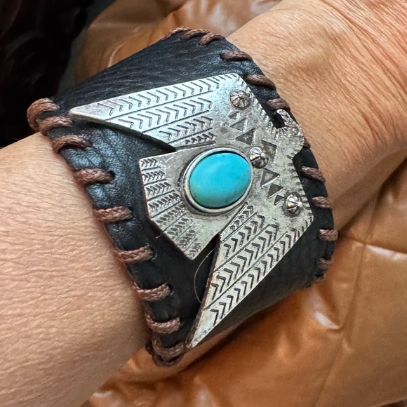 Idyllwind Women's Thunderbird Leather Cuff Bracelet - Picture 2 of 9